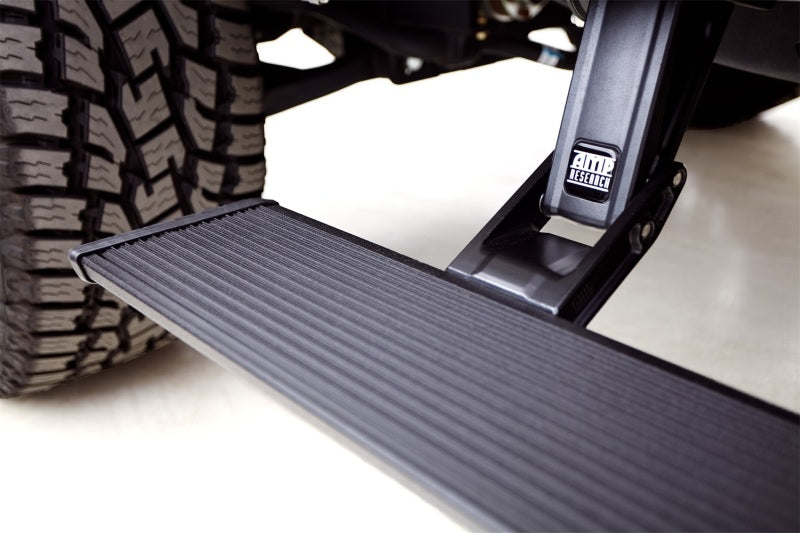 AMP Research 19-22 Ram 1500 Crew Cab PowerStep Xtreme - Negro (incluye iluminación de estilo OEM)