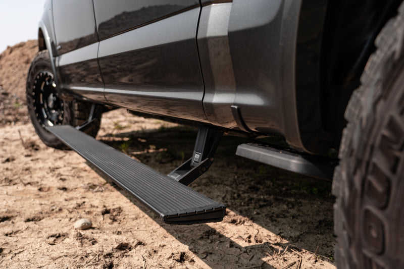 AMP Research 19-22 Ram 1500 Crew Cab PowerStep Xtreme - Negro (incluye iluminación de estilo OEM)