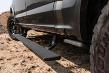 Laden Sie das Bild in den Galerie-Viewer, AMP Research 2019 Chevy Silverado 1500 Crew PowerStep Xtreme – Schwarz (inkl. Beleuchtung im OEM-Stil)